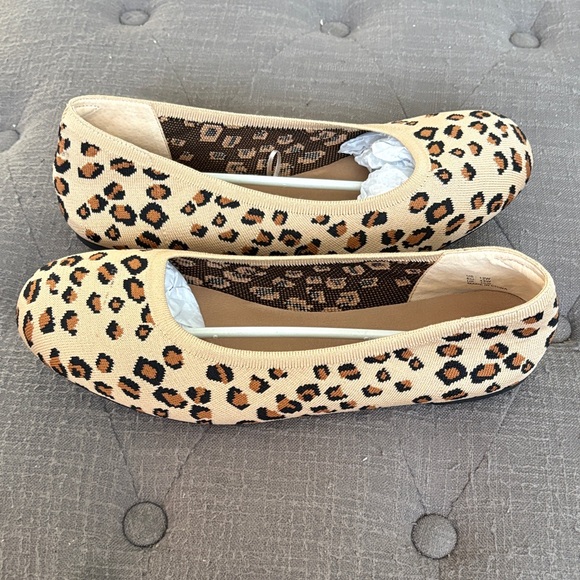 Amazon Essentials Women's Tan Leopard Flats - Picture 2 of 4